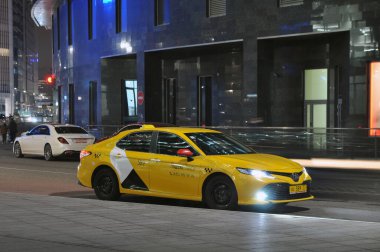 Moskova, Rusya - 31 Ekim 2020: Moskova sokaklarında Yandex taksi. Rusya 'da para çözümünün en iyi değeri