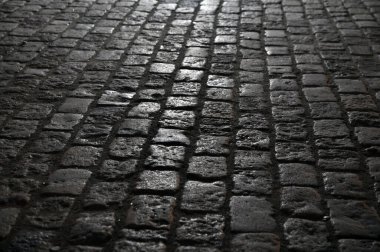Geceleri kaldırıma taş döşeyen granit. Arkaplan
