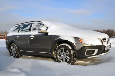 Volvo XC 70 kar tabakasının altında. Kış.