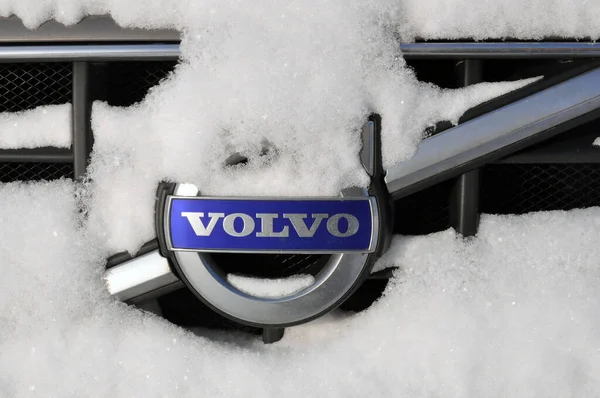 Logotipo Carro Volvo Grelha Carro Sob Uma Camada Neve Inverno — Fotografia de Stock