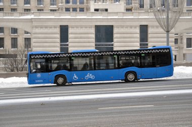 Moskova, Rusya Federasyonu - 14 Şubat 2021: Otobüs karlı bir yolda yokuş aşağı ilerliyor. Kış