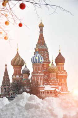 Moskova 'daki Kızıl Meydan' daki hendekteki şefaat kilisesi.