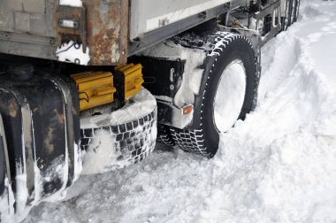 Ağır bir araç yolda kara saplanmış. Kayıyor