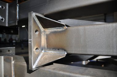 Kaynaklı bir yapının elementi, kaynaklı bir kavisli dikiş, teknolojik delikler. Sanayi.