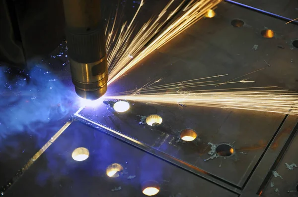 Corte de metal. Proceso tecnológico de corte de chapa metálica con una máquina de corte por plasma. — Foto de Stock