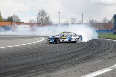 25 Nisan 2021 - Pinsk, Belarus: kontrollü patinaj ile araba sürmek. Sürüklen.