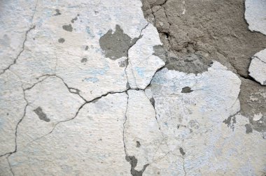 Boş eski duvar dokusu. Boyanmış duvar yüzeyi. Hasarlı alçıyla harap olmuş bina cephesi. Kokain. Tasarımcılar için boş.