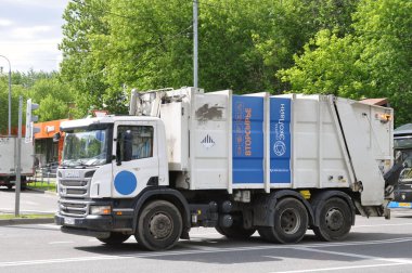 Moskova, Rusya - 30 Mayıs 2021: Şehir sokaklarında özel çöp toplama aracı. Çöp kamyonu.