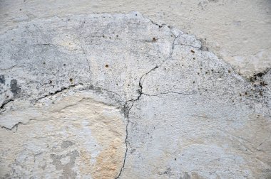 Boş eski duvar dokusu. Boyanmış duvar yüzeyi. Hasarlı alçıyla harap olmuş bina cephesi. Kokain. Tasarımcılar için boş.