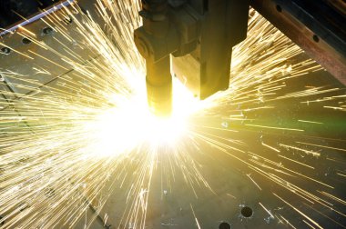 Plazma kesme makinesindeki metali sayısal kontrolle kesme işlemi. Metal delme anı.