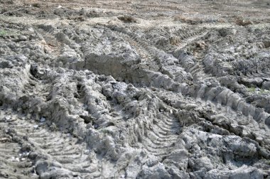 Kötü bir toprak yolun tekrarı. Yol eksikliği. Arkaplan, doku.