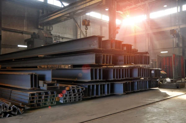 Metal yapı üretim fabrikasının deposunda rulo metal ürünlerinin depolanması..