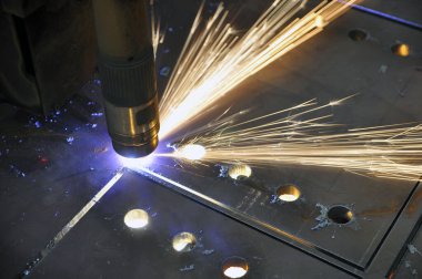 Metal kesimi. Sayısal kontrollü bir plazma kesme makinesi ile metali kesme işlemi.