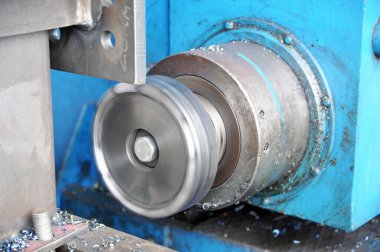 Torna tezgahında metal işçiliği. Metal yapılarda yıpranma. Sanayi.