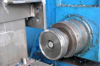 Torna tezgahında metal işçiliği. Metal yapılarda yıpranma. Sanayi.