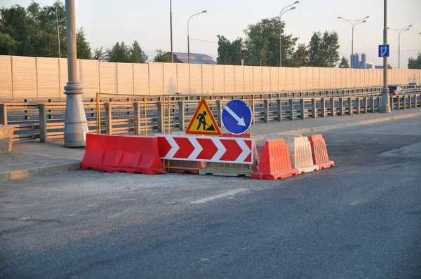 Reparação Estradas Sinais Rodoviários Trabalhos Reparação Contornar Obstáculos Direita — Fotografia de Stock