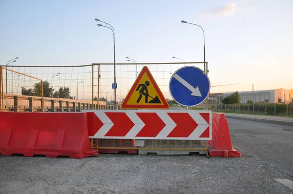 Reparação Estradas Sinais Rodoviários Trabalhos Reparação Contornar Obstáculos Direita — Fotografia de Stock