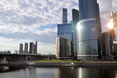 Moskova, Rusya - 30 Mayıs 2021: Moskova Şehri İş Merkezi yansıyan güneşin ışınları altında.