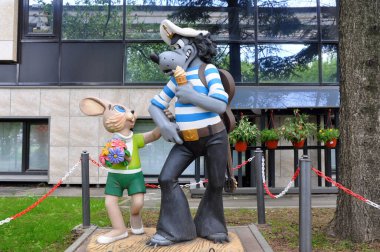 Moskova, Rusya - 30 Mayıs 2021: Soyuzmultfilm film stüdyosu yakınlarındaki ünlü Sovyet çizgi filminin kahramanları. Bekle.