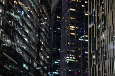 Geceleri çok katlı ofis ve konut binalarının cepheleri. şehir manzarası.