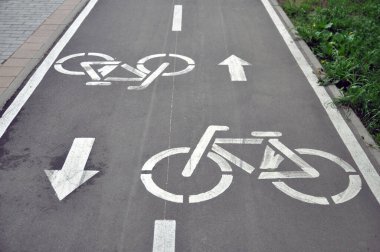 Yol işaretli bisiklet yolu var. Şehir taşıma altyapısı. İşaretler, semboller