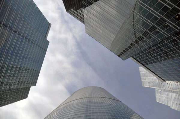 Moderno Edificio Gran Altura Una Metrópolis Mirando Hacia Arriba Ciudad — Foto de Stock
