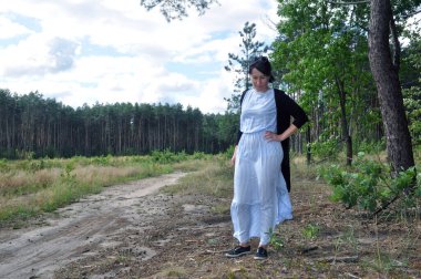 Yaz ormanında yürüyüşe çıkmış güzel bir genç kadın. Doğa