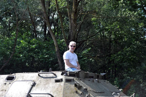 Hombre Con Una Camiseta Blanca Sienta Armadura Portaaviones Blindado Soviético — Foto de Stock