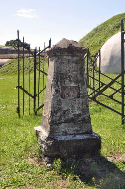 Brest, Belarus - 2 Ağustos 2021: Belarus 'taki Brest Kalesi' nin beşinci kalesinin inşa edildiği yıl. Güçlendirmeler.