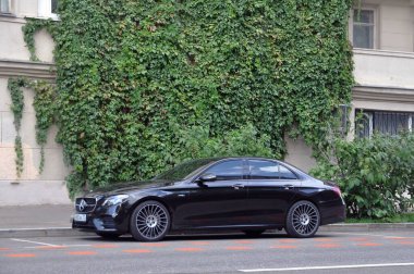 Moskova, Rusya - 22 Ağustos 2021: Siyah Mercedes-Benz S-sınıfı araba panelin yanındaki otoparkta..