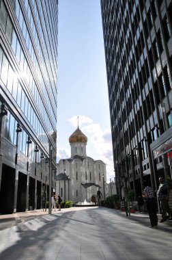 Moskova, Rusya - 22 Ağustos 2021: Tverskaya Zastava 'daki Aziz Nicholas Tapınağı ve modern ofis binaları