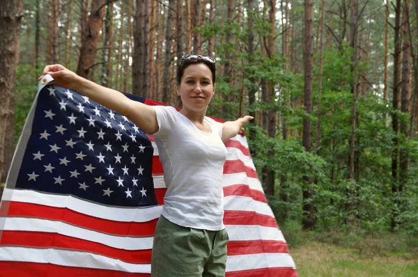 Jonge Amerikaanse Vrouw Met Een Amerikaanse Vlag Een Bosachtergrond Onafhankelijkheidsdag — Stockfoto