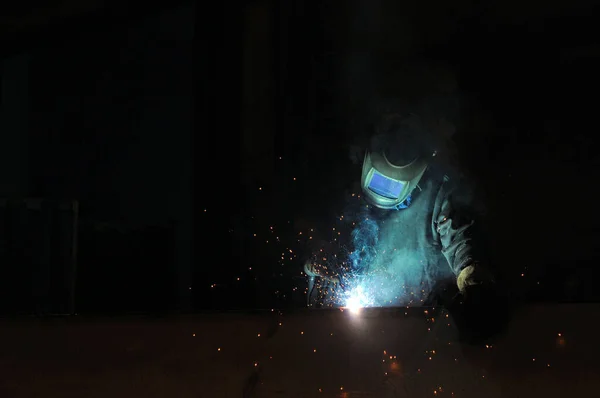 Ein Elektroschweißer Schweißt Metallkonstruktionen Einer Fabrik Berufe — Stockfoto