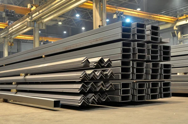 Kanalın köşesindeki fabrika stoğunun deposunda. Yuvarlanan metal ürünleri.