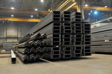 Kanalın köşesindeki fabrika stoğunun deposunda. Yuvarlanan metal ürünleri.
