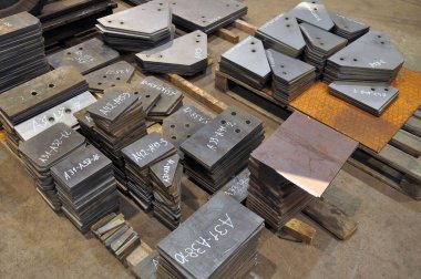 Metal kesimi. İşaretli parçaların depolanması. Sanayi.