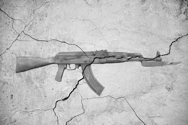 Vecchio Fucile Assalto Barillef Kalashnikov Muro Bianco Incrinato Architettura — Foto Stock