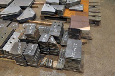 Metal kesimi. İşaretlenmiş parçaların depolanması.
