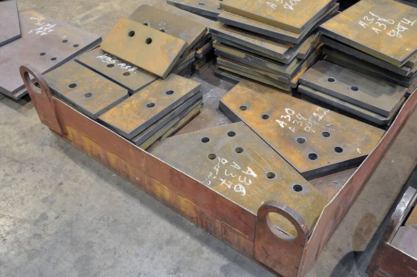 Corte de metal. Almacenamiento de piezas acabadas con marcado. — Foto de Stock