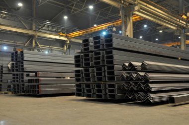 Kanalın köşesindeki fabrika stoğunun deposunda. Yuvarlanan metal ürünleri.