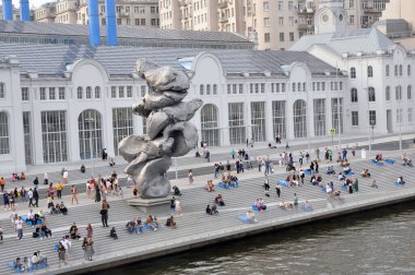 RUSSIA, MOSCOW - 29 AĞUSTOS 2021: Kuruluş Urs Fischer Big Clay-4 Moskova Bolotnaya Embankment üzerine.