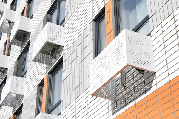 Fachada Novo Edifício Residencial Vários Andares Com Janelas Compartimentos Para — Fotografia de Stock