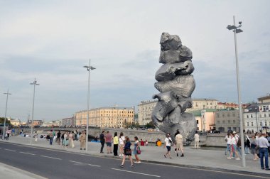 RUSSIA, MOSCOW - 29 AĞUSTOS 2021: Kuruluş Urs Fischer Big Clay-4 Moskova Bolotnaya Embankment üzerine.
