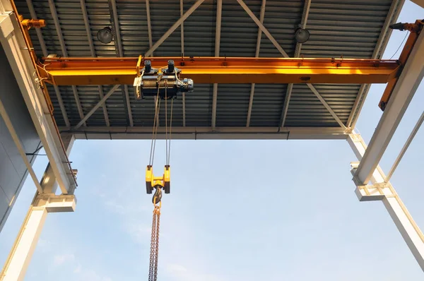 Fabrikträger Kran Unter Dem Vordach Des Materiallagers Installiert Industrie — Stockfoto