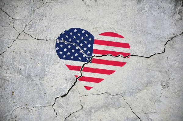 一面心形的美国国旗的象征 在破碎的水泥墙上 — 图库照片