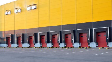 Büyük bir dağıtım deposunun paten kepenkleri ile yükleme alanı. Depolama tesisleri.