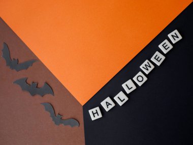 Turuncu, kahverengi ve siyah kağıttan oluşan yaratıcı küp düzeni. Ürün, promosyon, satış, afiş, sunum, kozmetik için konsept sahne gösterisi. Cadılar Bayramı harfli sezon konsepti