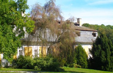 Tarihi büyük bir evin yenilenmesi çok güzel..