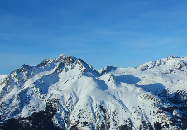 Kış ihtişamı, Savoy Alplerinde karlı dağ zirveleri.