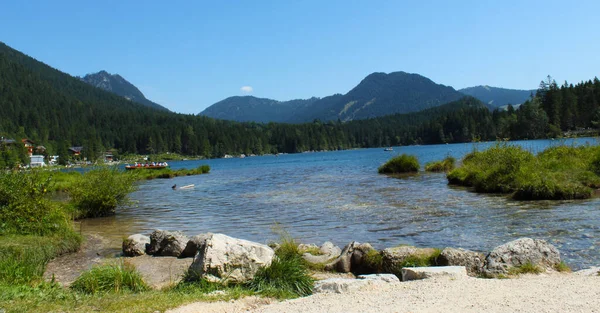 Çok güzel ve ilginç bir dağ gölü manzarası..